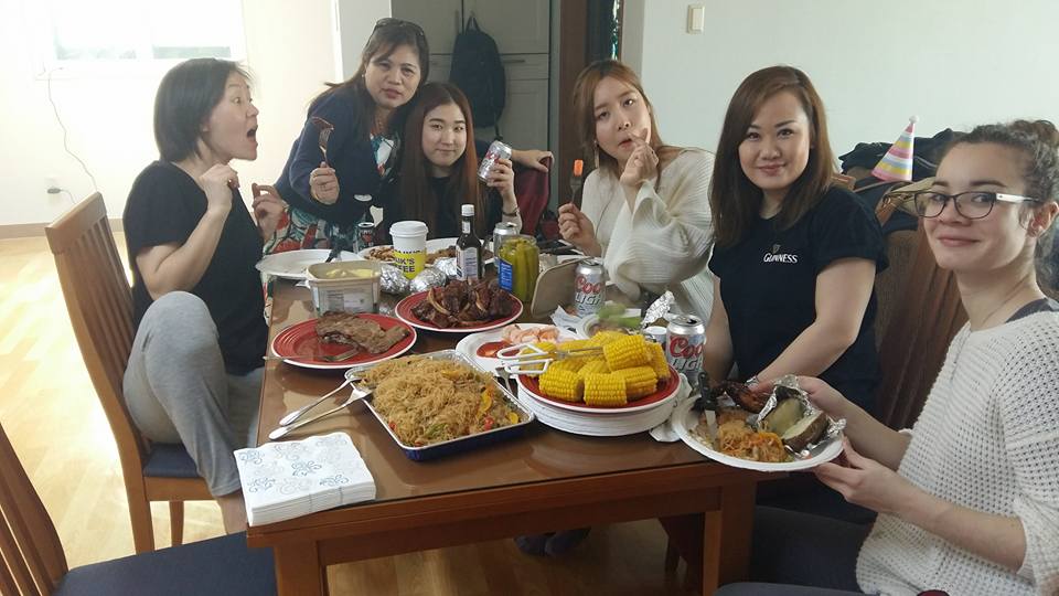 My hungry guests. A pretty international crowd..going around the table from the left, Nuri from Kyrgyzstan, Josie from the Philippines, Sung Ha and Han Buel from Korea, Sonja from Mongolia, and Mood (ph) from France... 