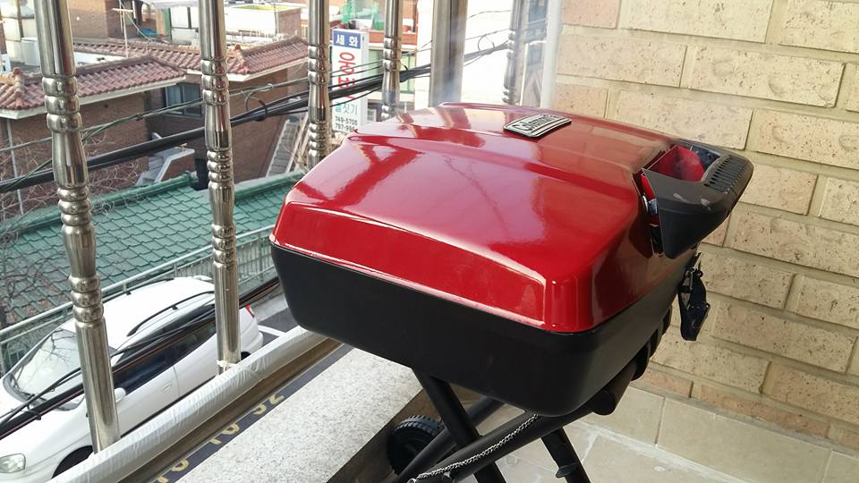 It warmed up nicely today so I pulled my new grill out to the balcony and fired it up...