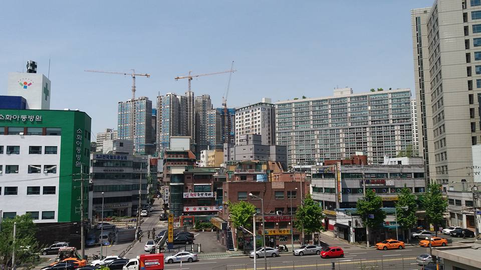 Making my way back towards the office where I am employed but not allowed to blog about, I found this vista featuring both old and new Seoul worthy of a photo...Was it?