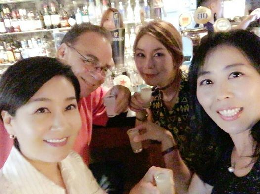 My Commie friend Choonae (right front) treated me, my drinking buddy Hae Young (left front) and my yoja chingu to a birthday.  Yes, I'm lucky.  Get over it.